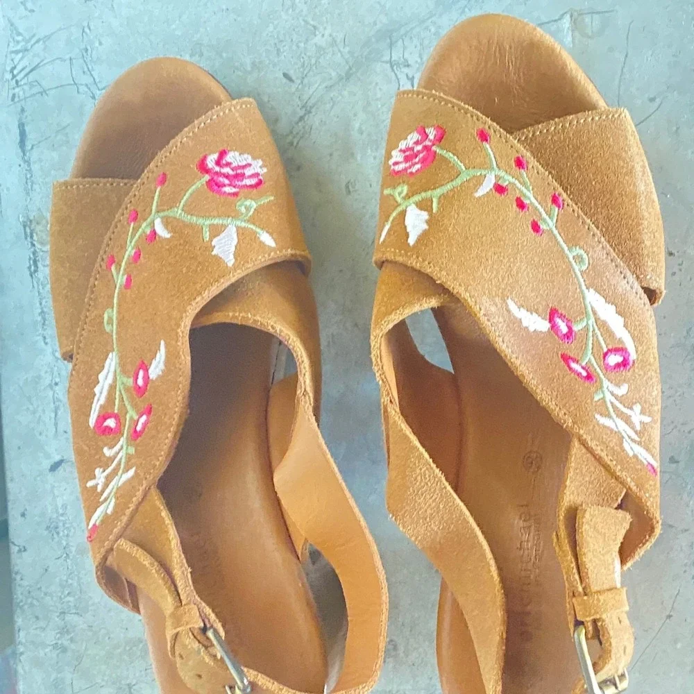 Eric Michael Embroidered Wooden Platform Sandals 36 5.5 Floral Scandinavian Boho